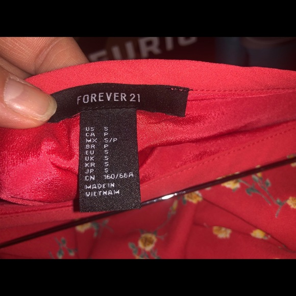 Cute with tiny flower detailing Red mini skirt - Picture 3 of 6